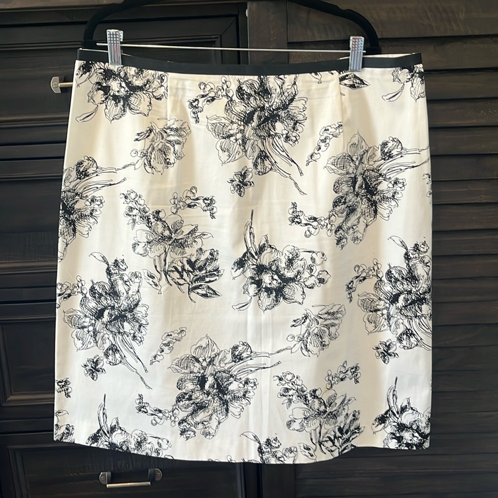 Cute Eddie Bauer knee length skirt
